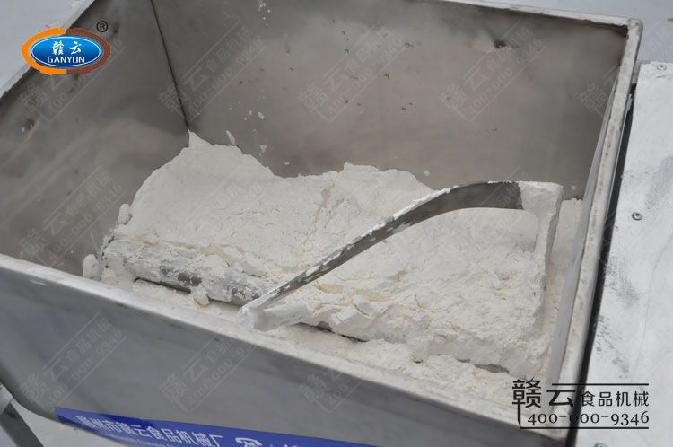 和面機(jī)攪拌面粉和發(fā)酵粉