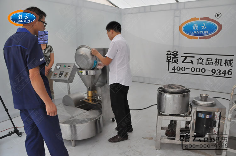 將制作好的肉漿放入肉丸成型機(jī)中成型